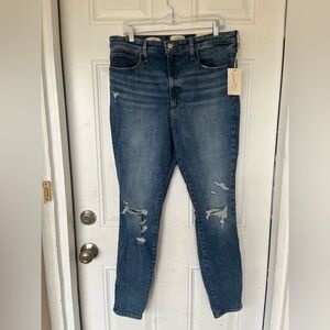 Universal threads Women's Blue stretchy Distressed Jeans size 16. New with tags